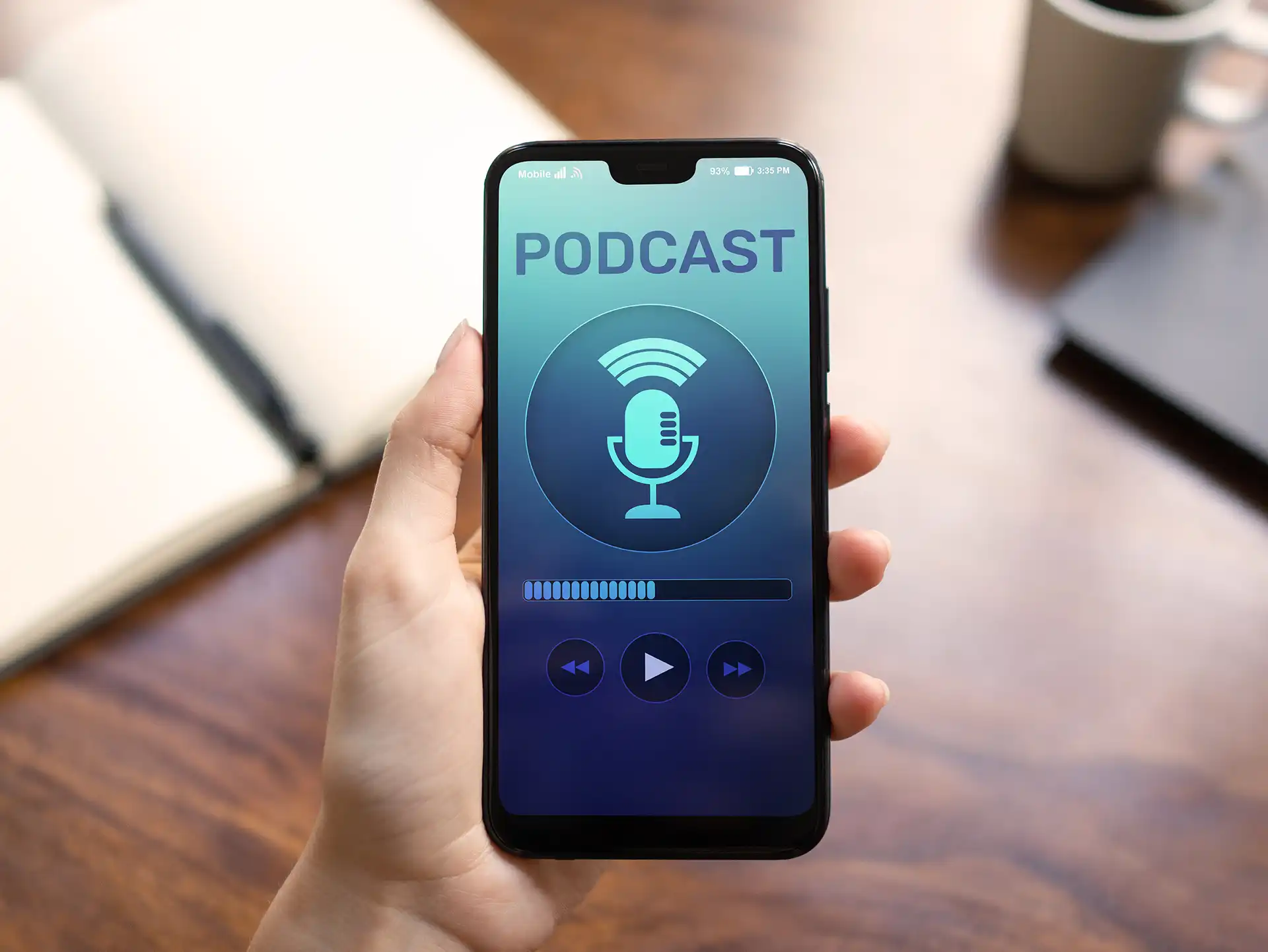 Ein Smartphone auf dem ein Podcast abgespielt wird 