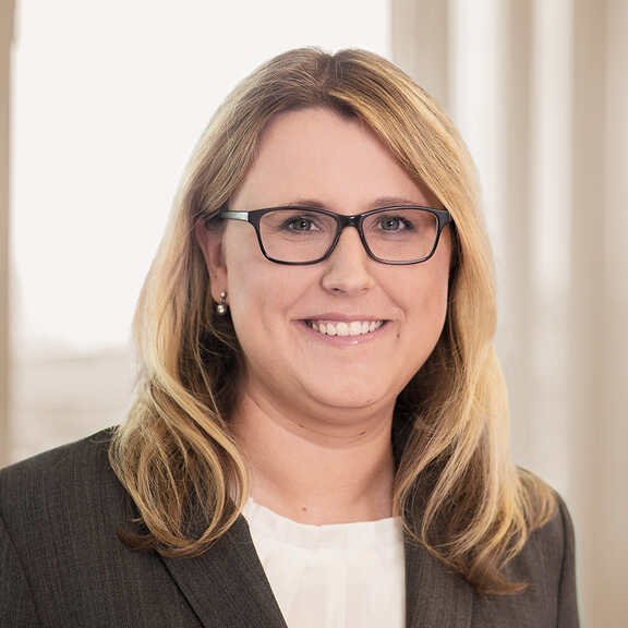 Sarah Theus, Portrait