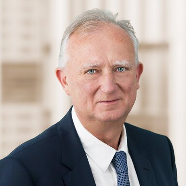 Dr. Lars Nevian, Portrait